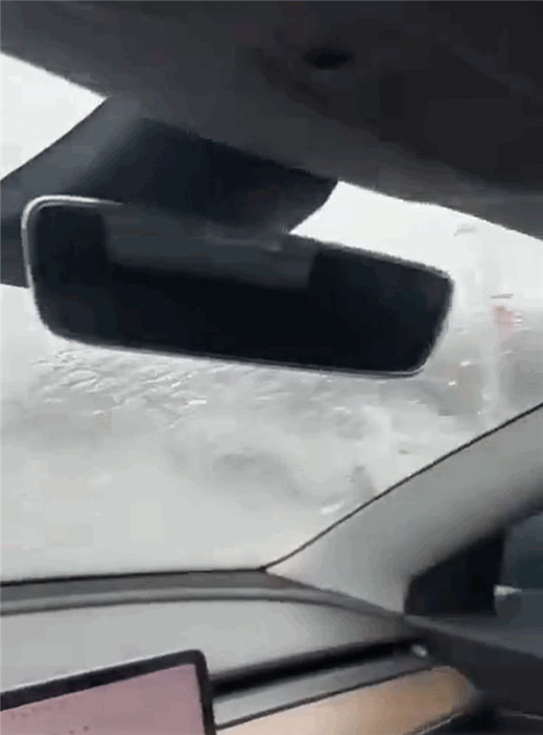 體育投注：廣州突降冰雹 車主曬特斯拉玻璃車頂快被砸爛