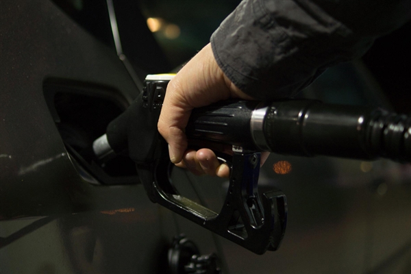 皇室娛樂：“二連降”！今晚國內油價迎今年來最大降幅：加滿一箱油能省13元
